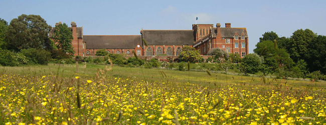 LISA-Sprachreisen-Schueler-Englisch-England-Ardingly-Schloss-Historisch-Ansicht-Blumen LISA-Sprachreisen-Schueler-Englisch-England-Ardingly-Schloss-Historisch-Ansicht-Blumen