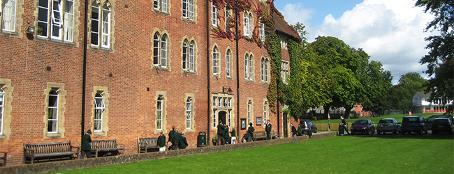 LISA-Sprachreisen-Schueler-Englisch-Ardingly-College-Gebaeude-Schule-Campus-Park-traditionell