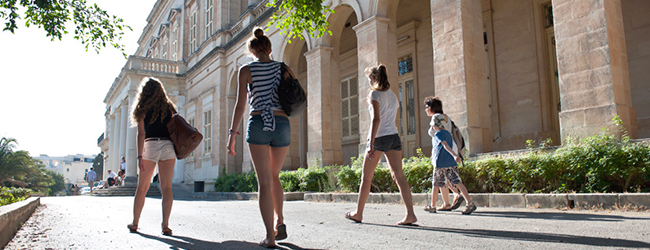 LISA-Sprachreisen-Schueler-Englisch-Malta-Sliema-Sprachschule-Junior-College-Schulweg